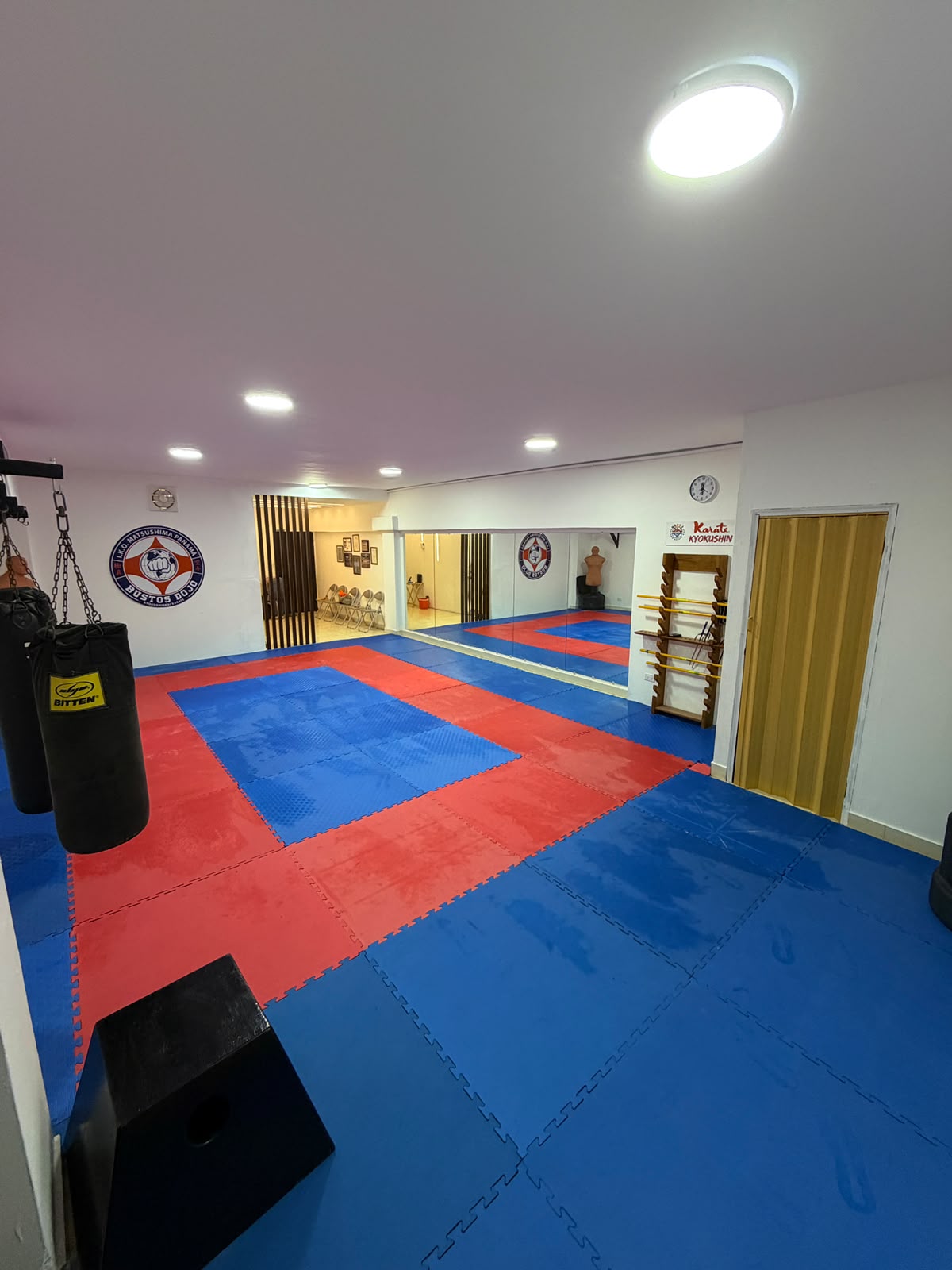Tatami del Kaizen Dojo en Vía España con espejo de pared y la cita de Mas Oyama